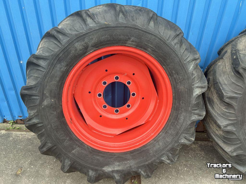 Wheels, Tyres, Rims & Dual spacers Fendt TAURUS 420/70R28 op 8 gaats velgen