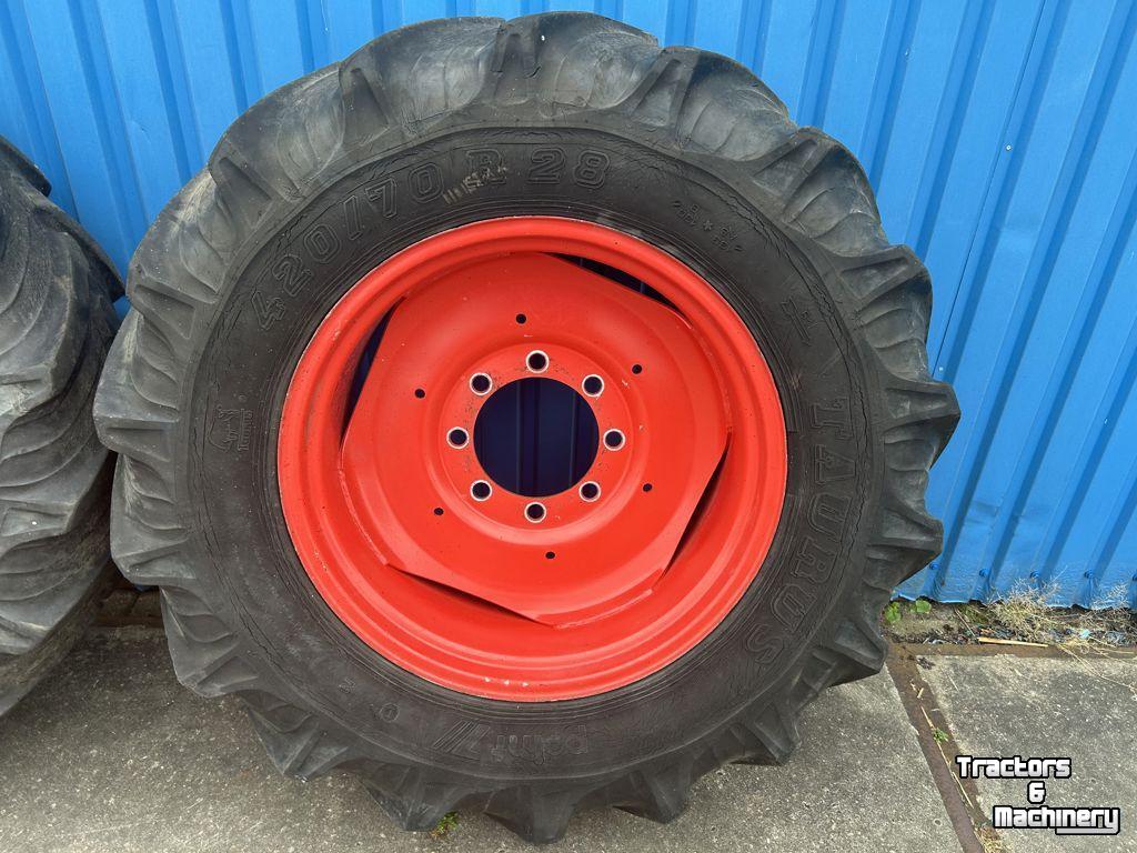 Wheels, Tyres, Rims & Dual spacers Fendt TAURUS 420/70R28 op 8 gaats velgen