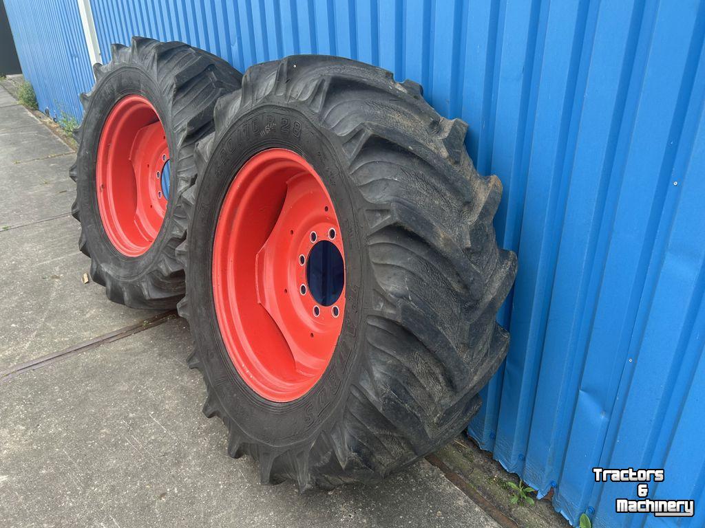 Wheels, Tyres, Rims & Dual spacers Fendt TAURUS 420/70R28 op 8 gaats velgen