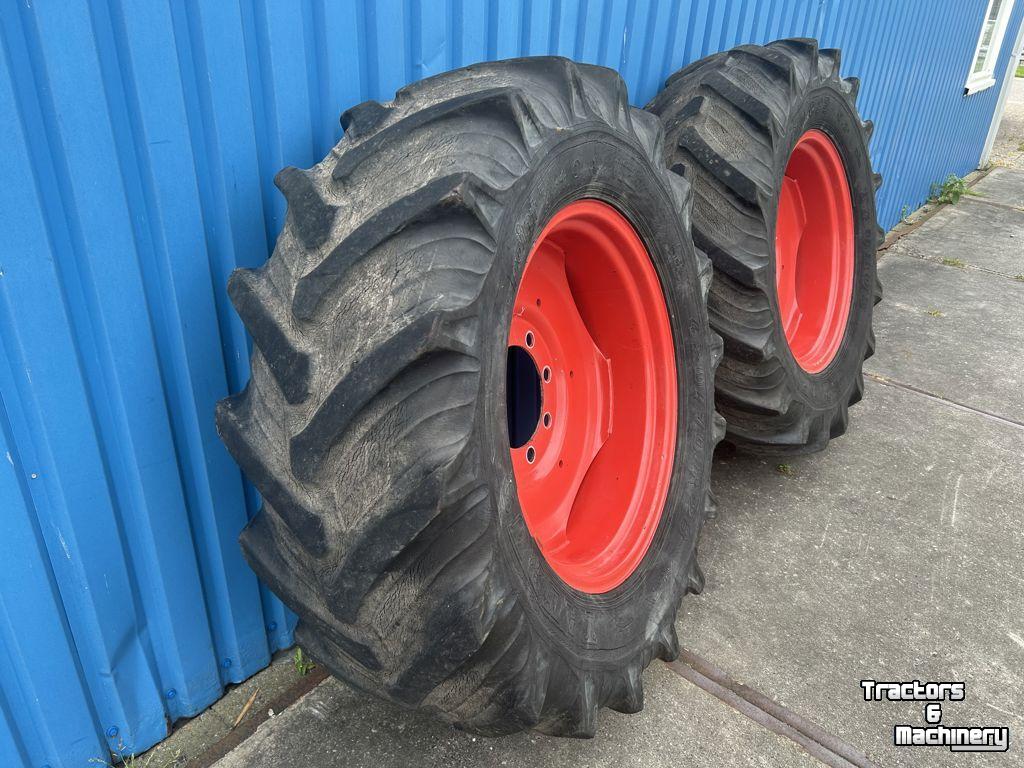 Wheels, Tyres, Rims & Dual spacers Fendt TAURUS 420/70R28 op 8 gaats velgen