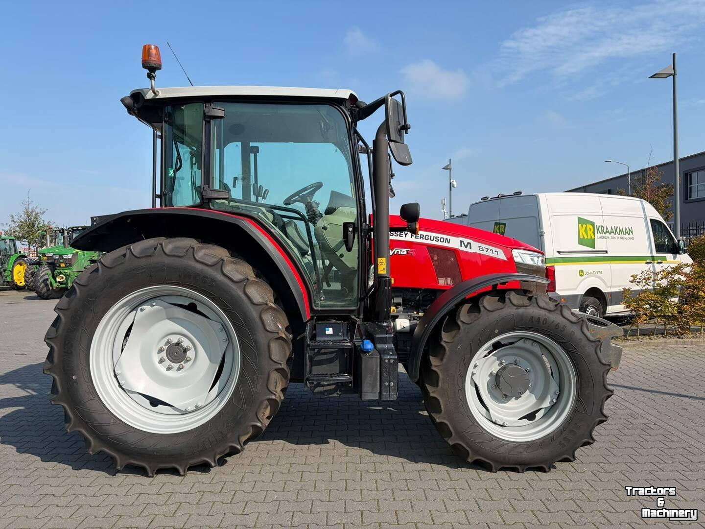 Tractor Massey Ferguson 5711M
