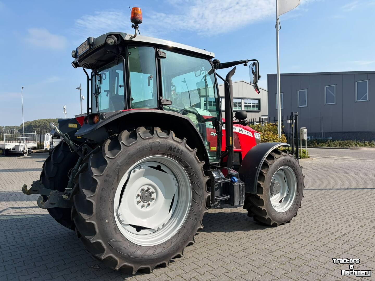 Tractor Massey Ferguson 5711M