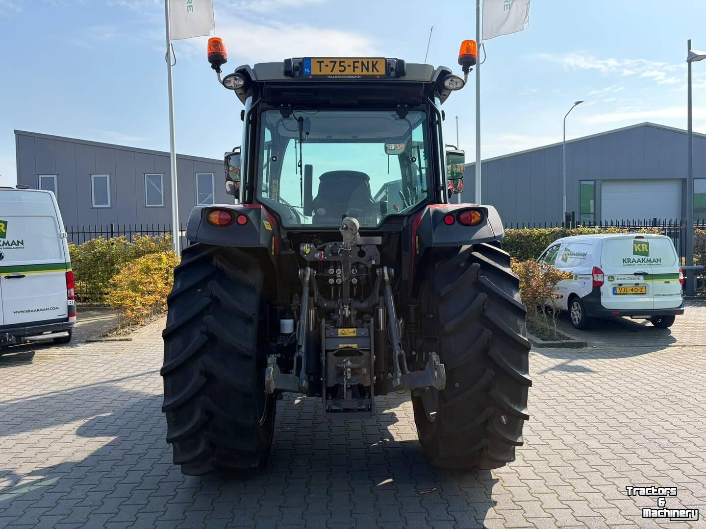 Tractor Massey Ferguson 5711M