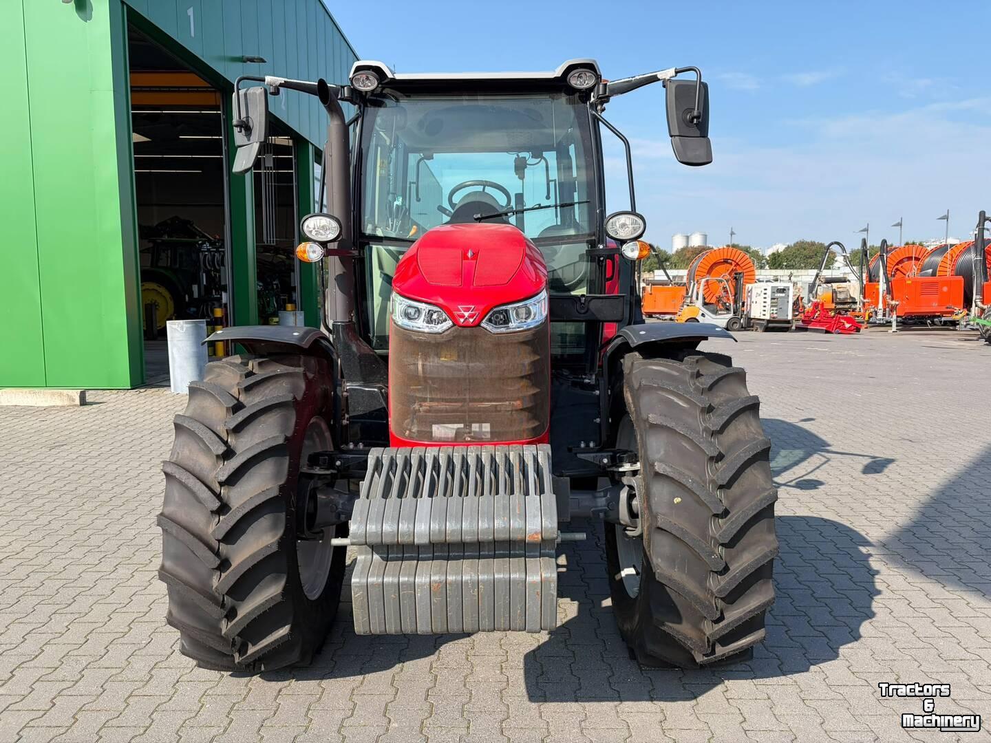 Tractor Massey Ferguson 5711M