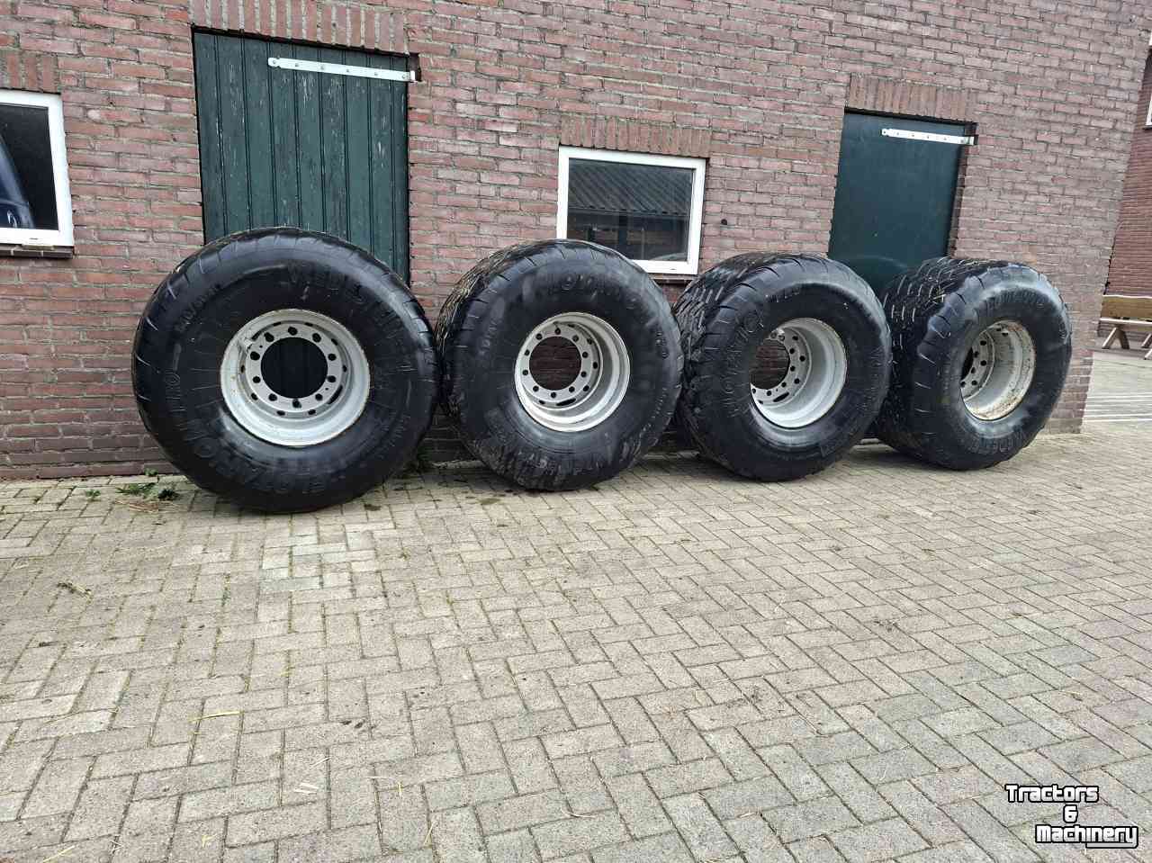 Wheels, Tyres, Rims & Dual spacers Vredestein Vredestein 650/50R22.5 banden op velg. Dumper/kieper/ladewagen.