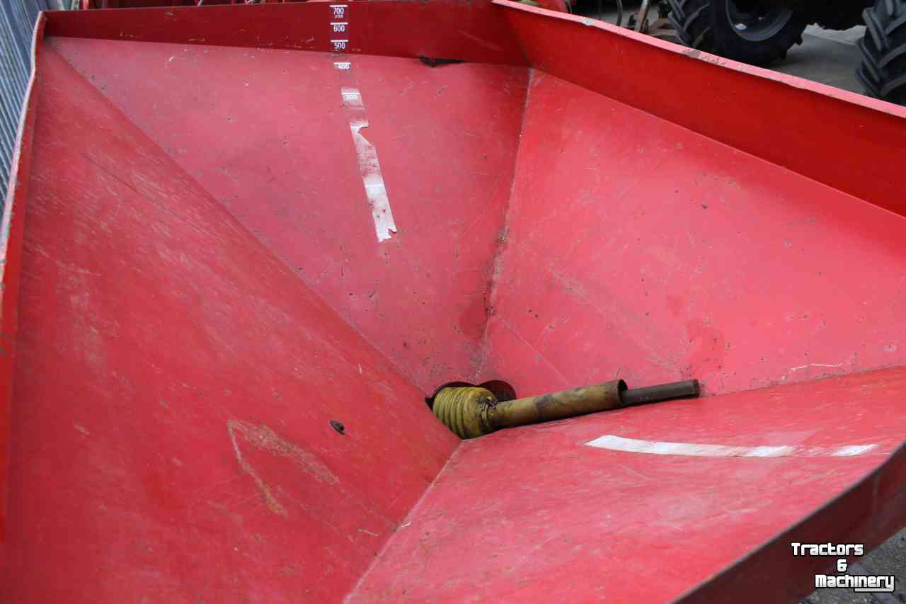 Fertilizer spreader Lely L 700 liter kunstmeststrooier zoutstrooier zandstrooier enkele strooischijf