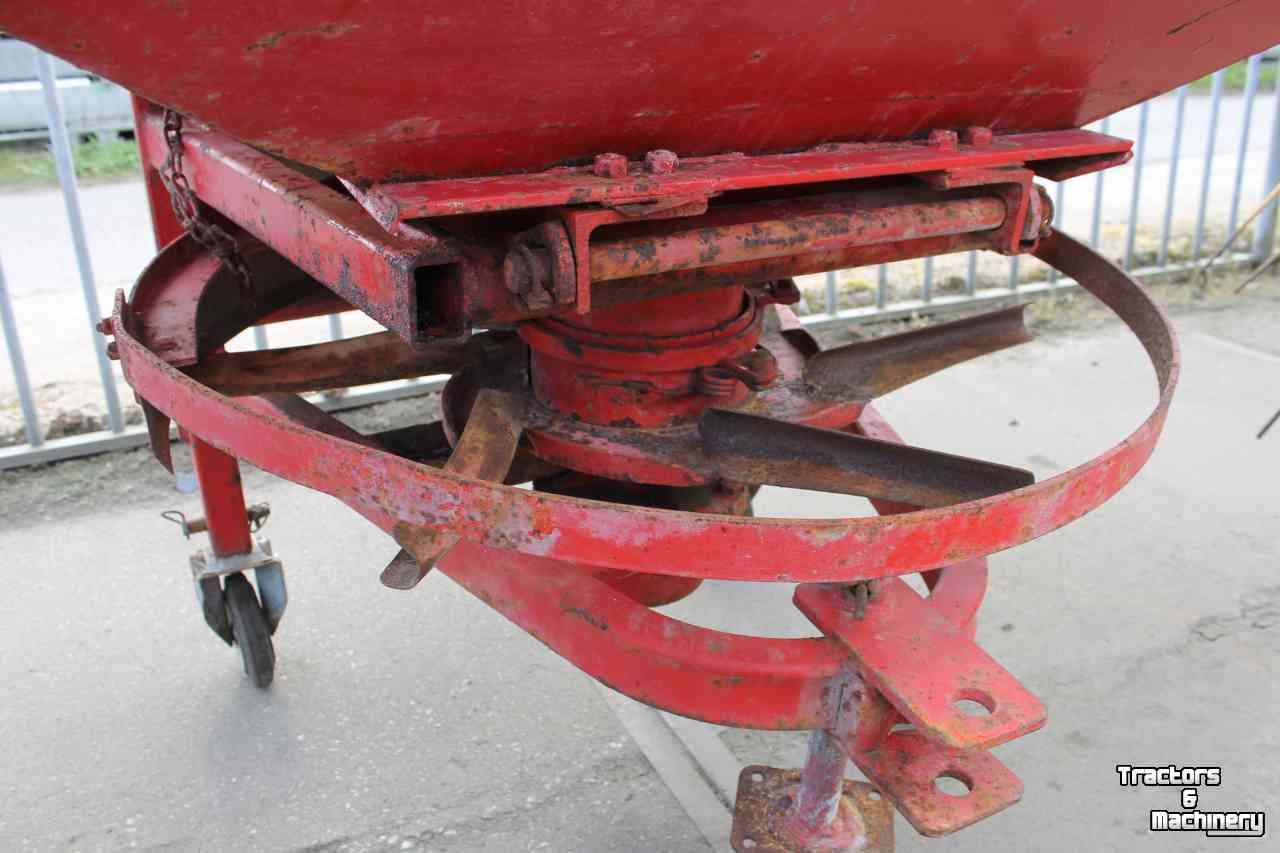 Fertilizer spreader Lely L 700 liter kunstmeststrooier zoutstrooier zandstrooier enkele strooischijf