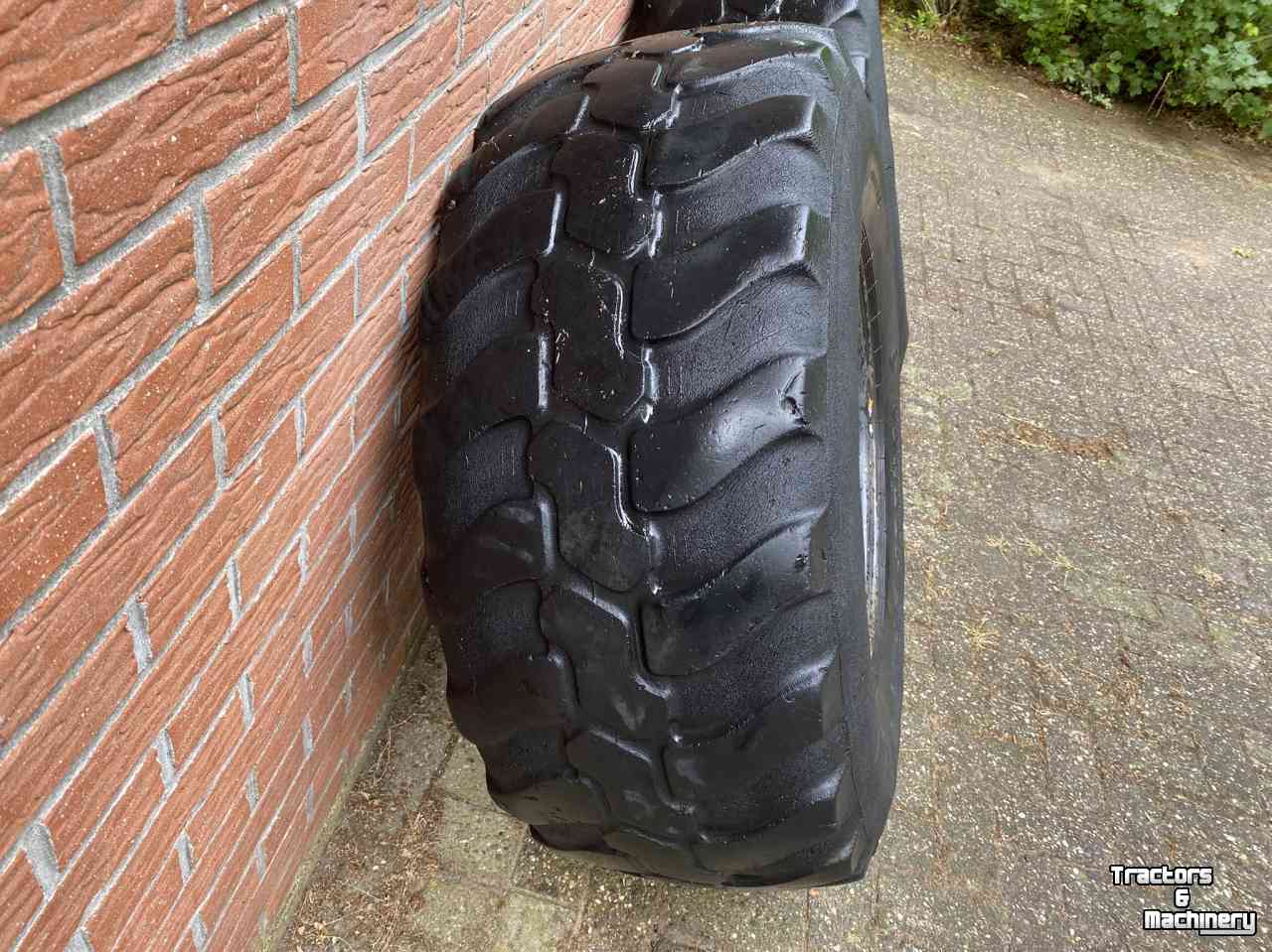 Wheels, Tyres, Rims & Dual spacers Dunlop 405/70 R20
