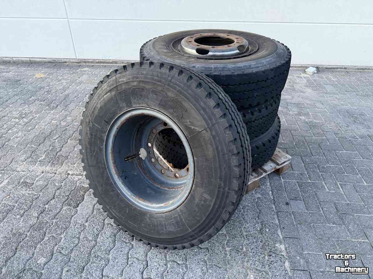 Other wheels, rims, tyres and accessories  Landbouw banden / landbouwwielen 10.00 R20