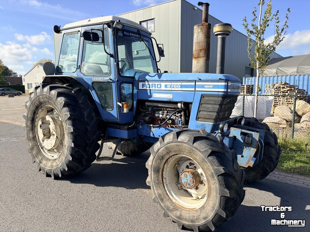 Tractor Ford 8700