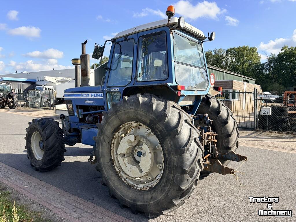Tractor Ford 8700