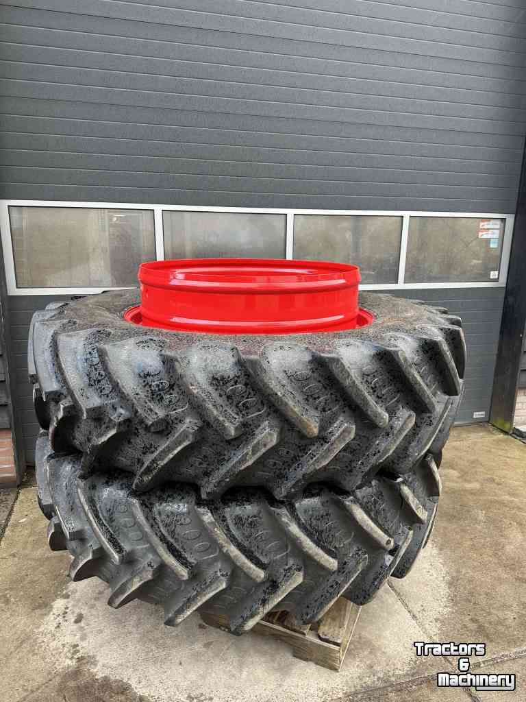 Wheels, Tyres, Rims & Dual spacers  Dubbellucht 520/85R46  naast  710/70R42