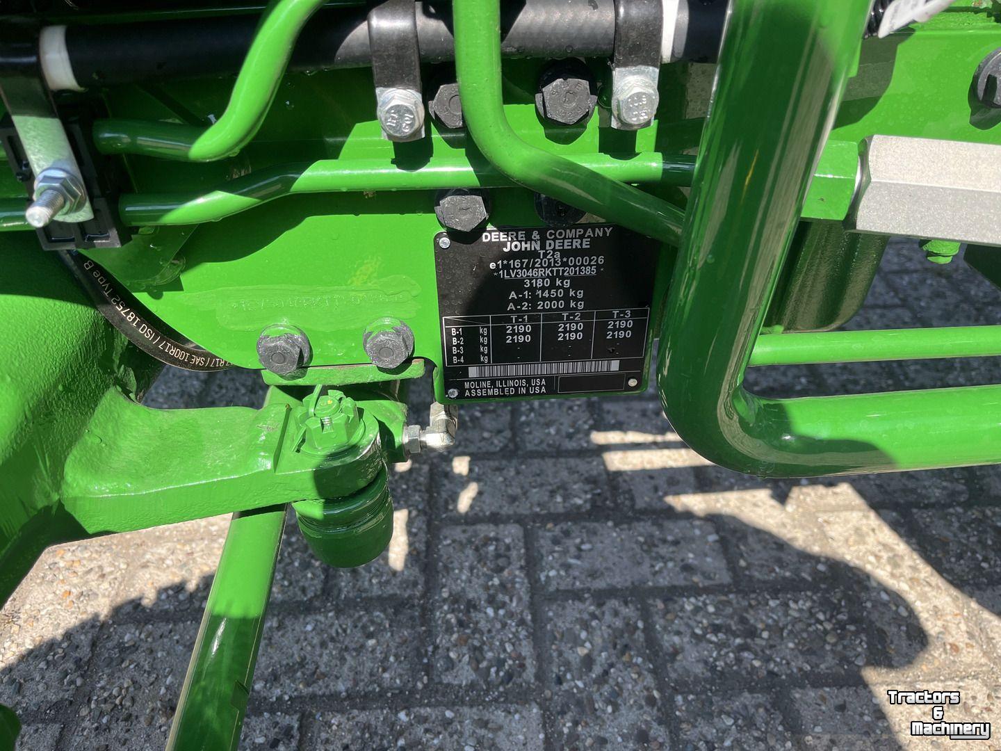 Small-track Tractor John Deere 3046R