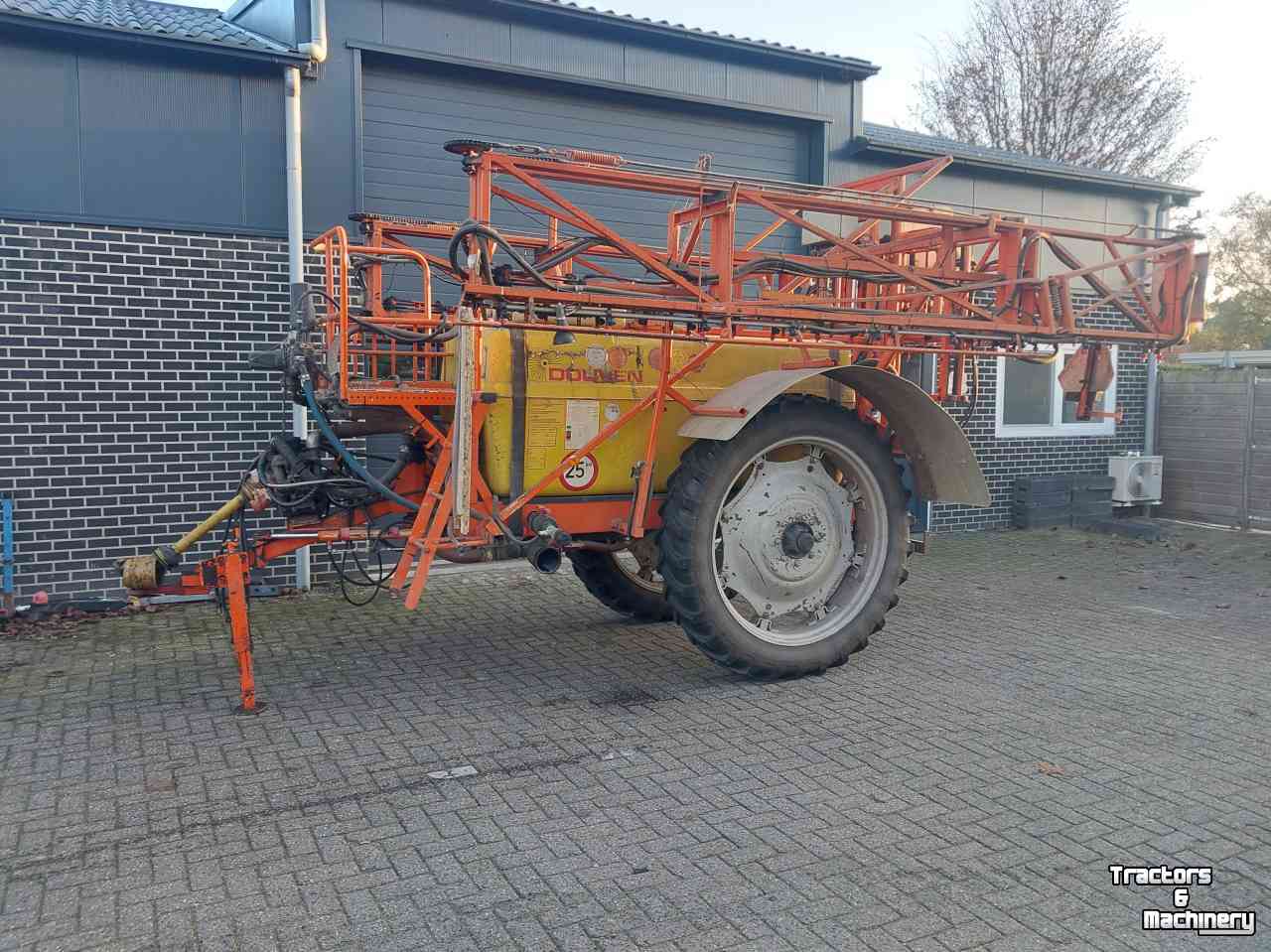 Fieldsprayer pull-type Douven Getrokken veldspuit 2000 liter 27 meter breed