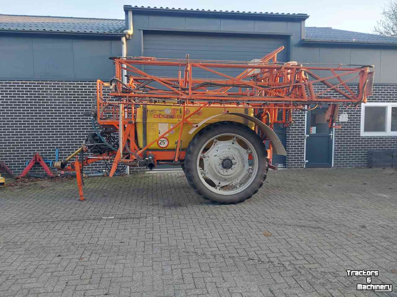 Fieldsprayer Douven Getrokken veldspuit 2000 liter 27 meter breed