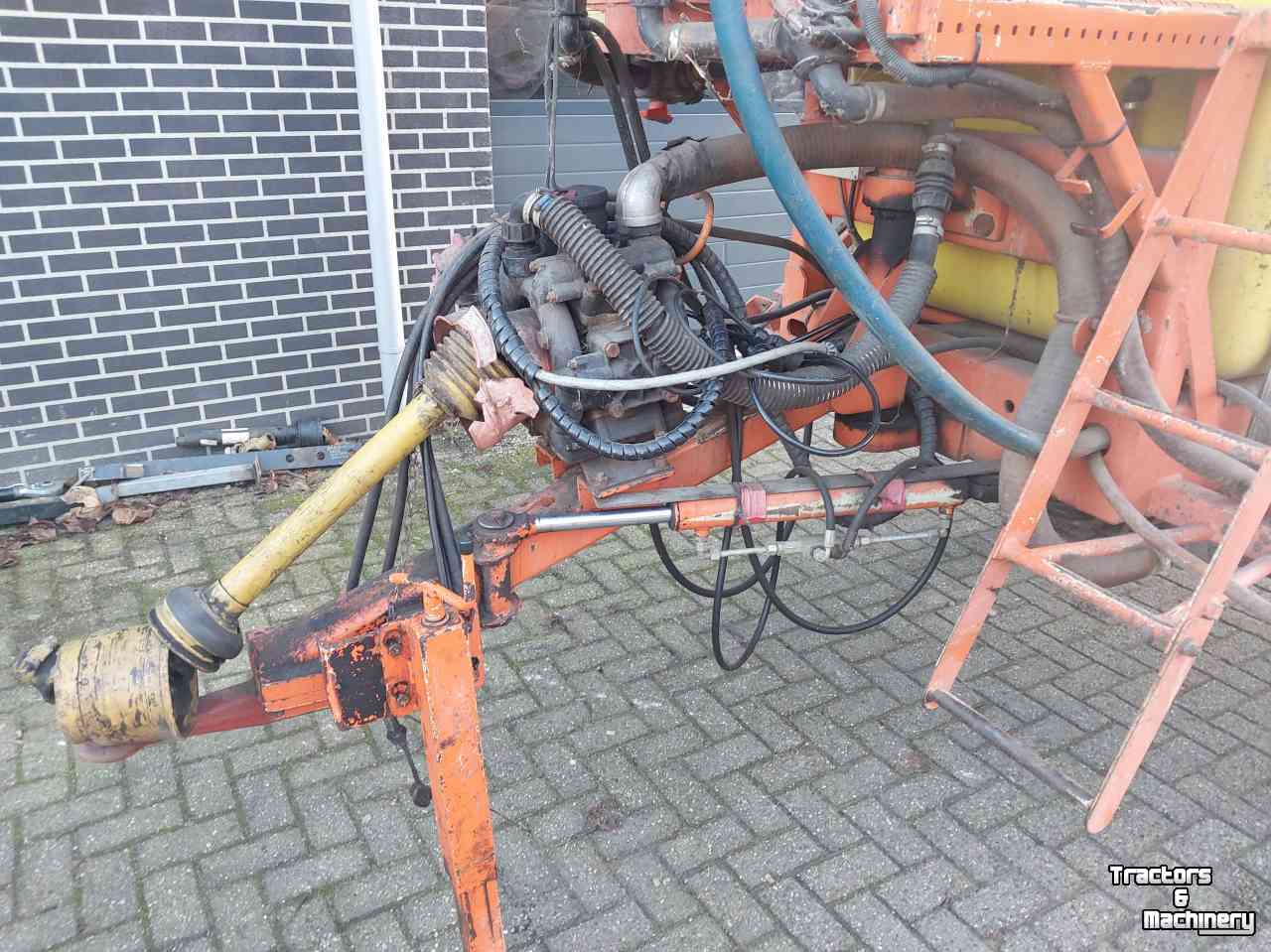 Fieldsprayer pull-type Douven Getrokken veldspuit 2000 liter 27 meter breed