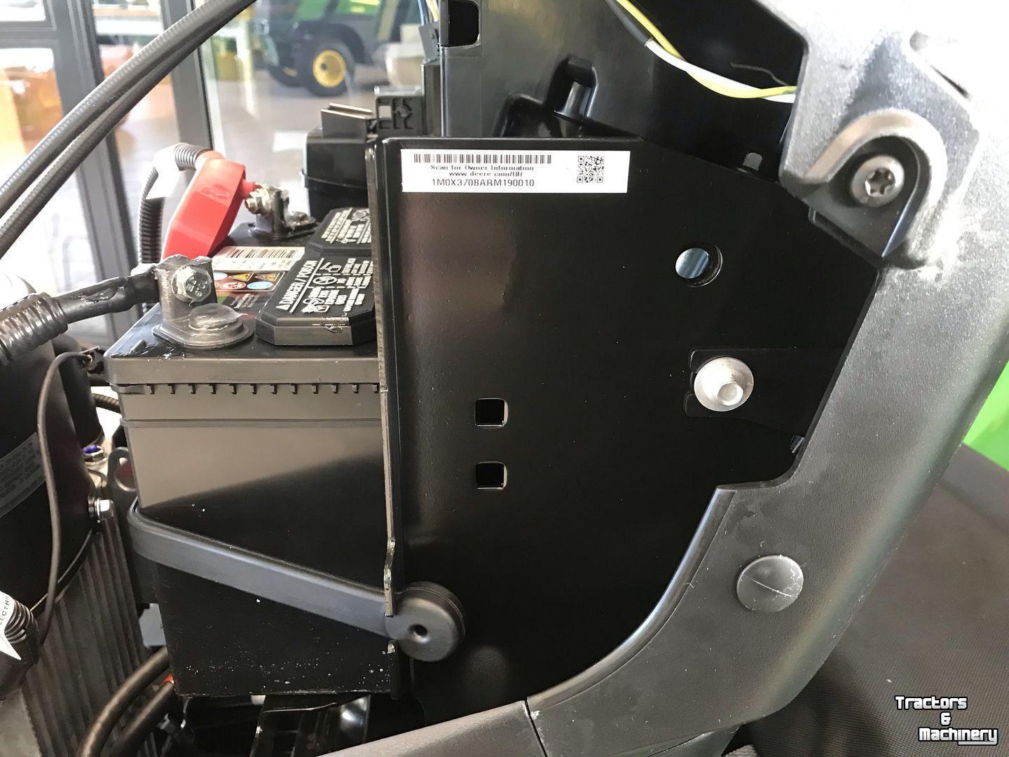 Ride-on mower John Deere X370