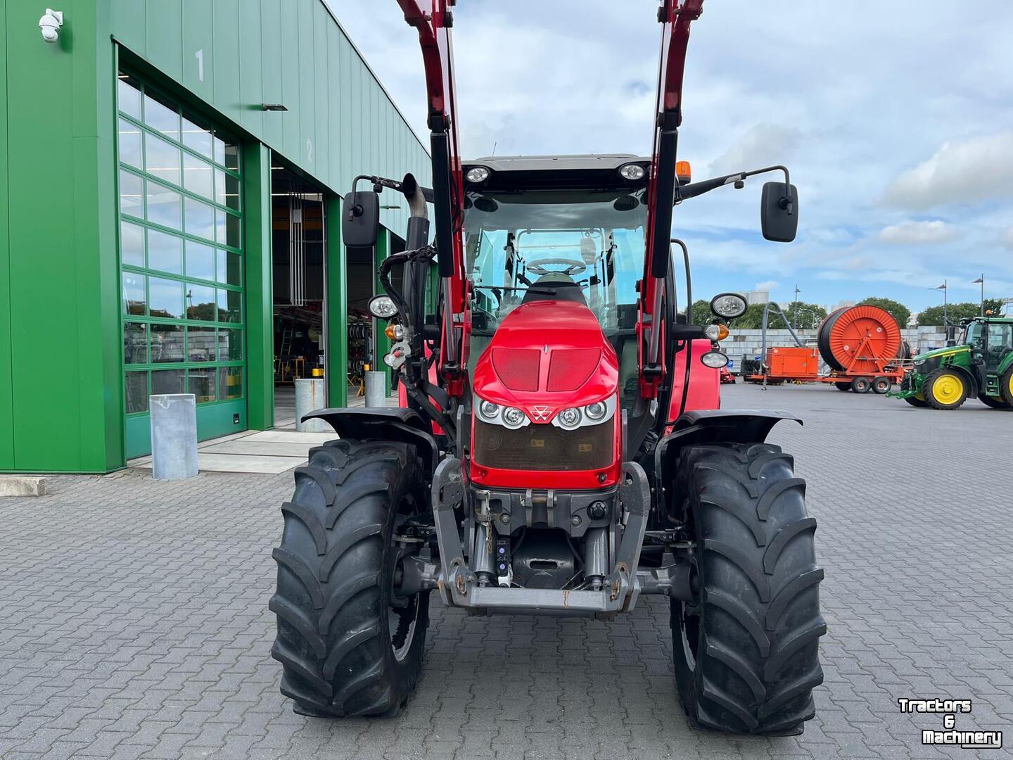 Tractor Massey Ferguson 5712SL Dyna 4 trekker
