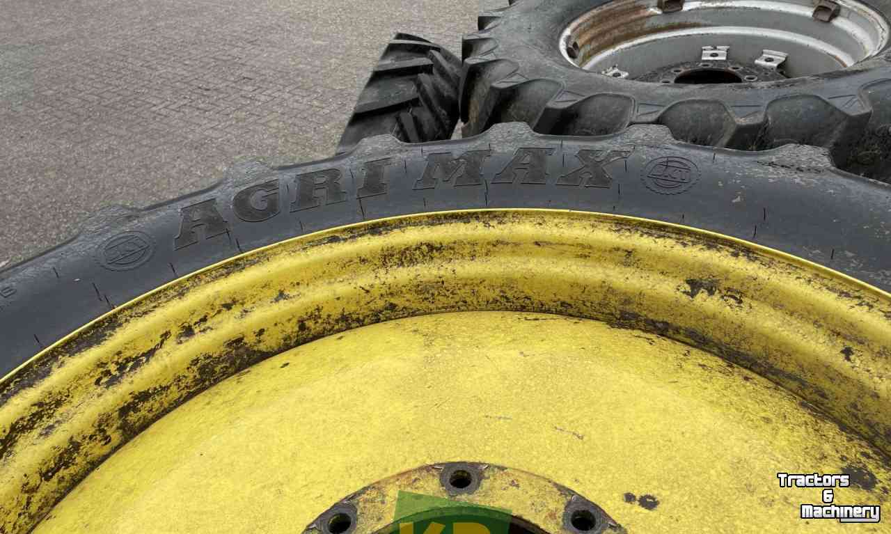 Wheels, Tyres, Rims & Dual spacers BKT 320/85R36 Agrimax RT855 op Vaste Velg