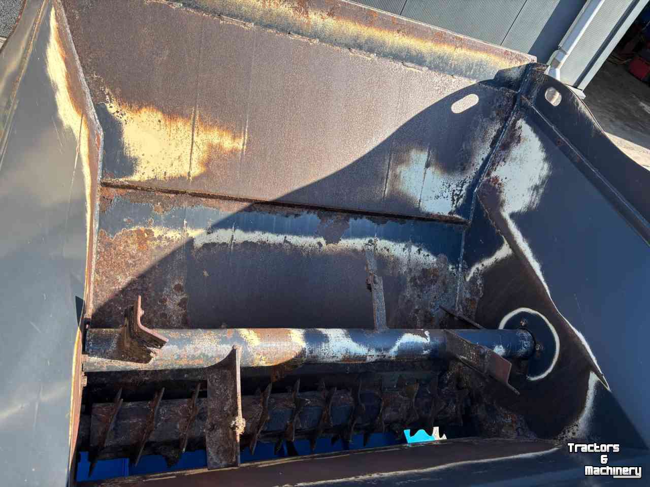 Sawdust spreader for boxes VDW Bedding Master XL 150