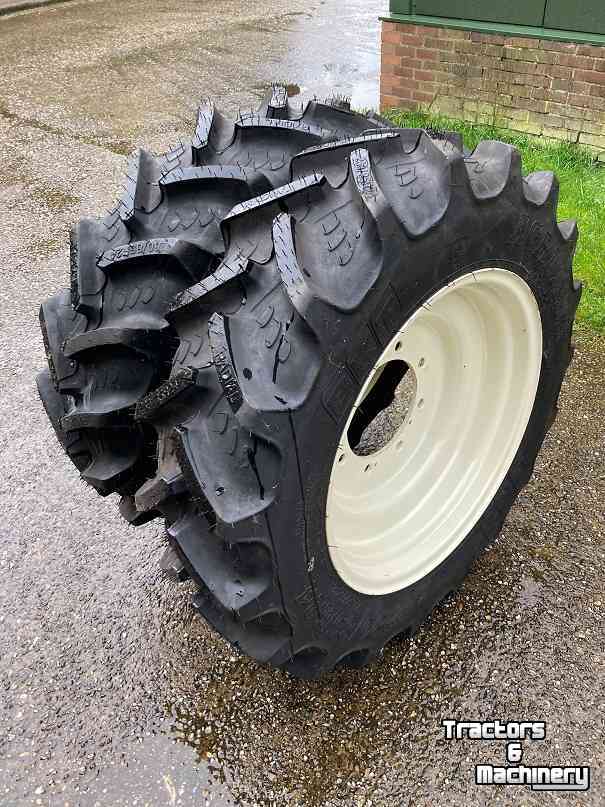 Wheels, Tyres, Rims & Dual spacers International Case-IH set wielen nieuw BKT 280/85R24