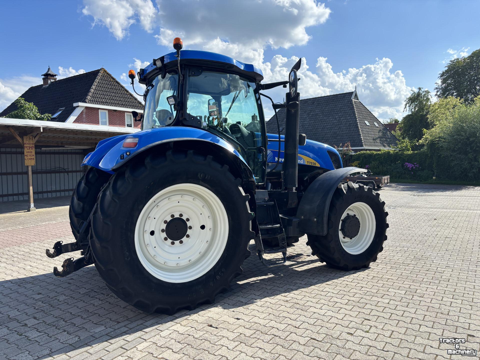 Tractor New Holland T7030 PowerCommand. Fronthef, Vooras vering, 40km.