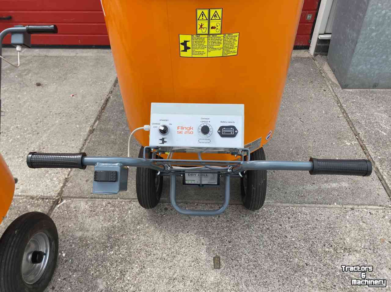 Sawdust spreader for boxes Flingk SE 250 zaagselstrooier