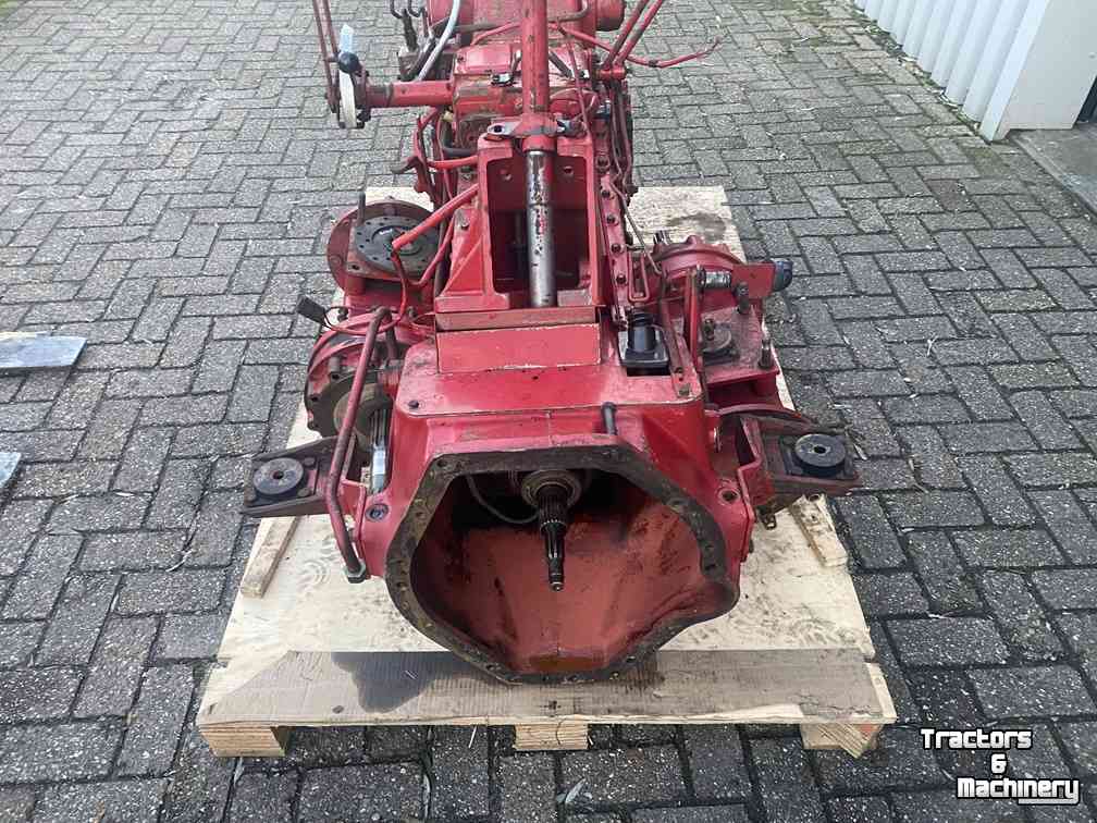 Used parts for tractors International versnellingsbak van een 644