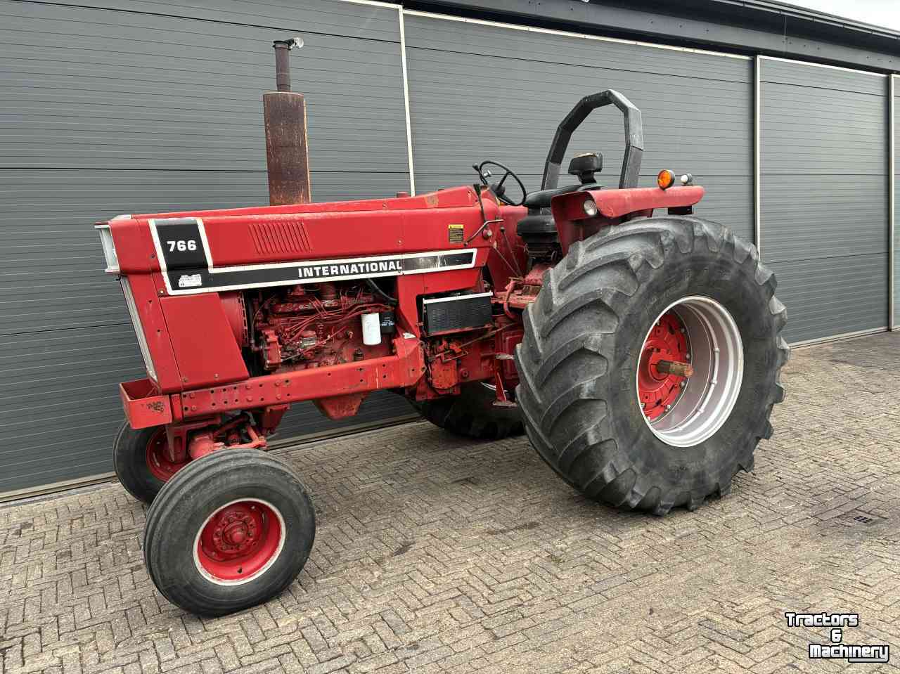 Tractor International 766 black stripe