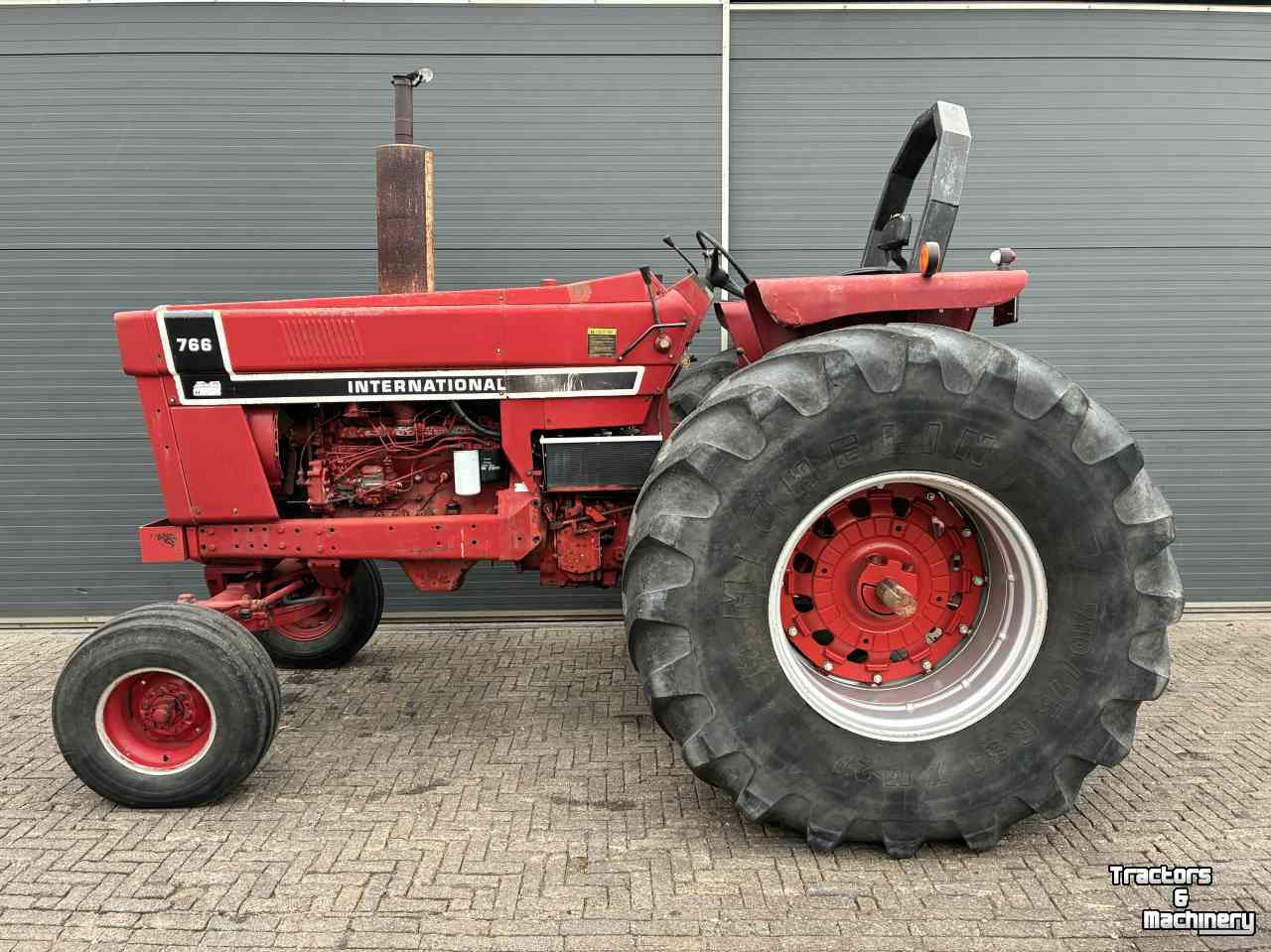 Tractor International 766 black stripe