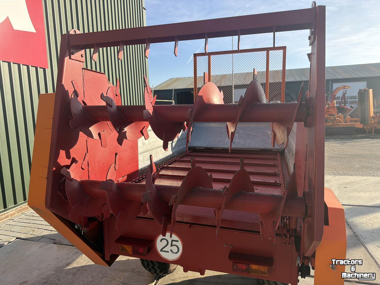 Manure spreader  Mini meststrooier