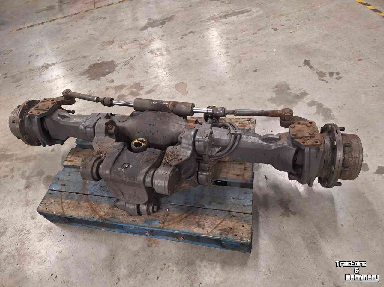 Used parts for tractors Massey Ferguson Dana 735/607 vooras defect
