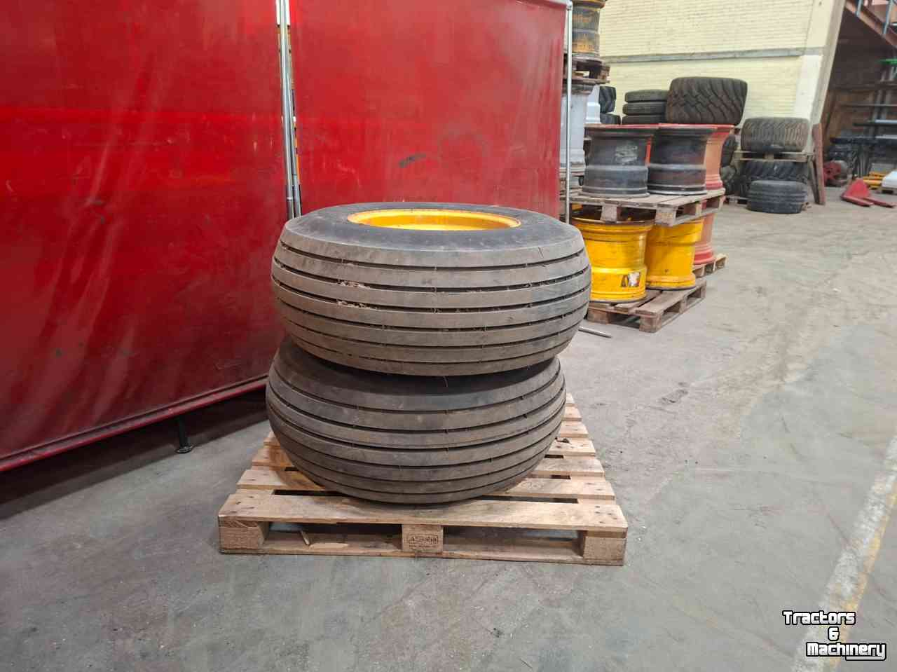 Wheels, Tyres, Rims & Dual spacers Vredestein 16.0/70 Nylon