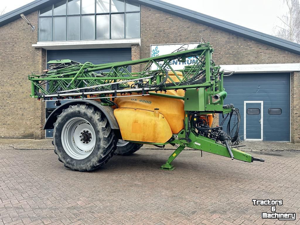 Fieldsprayer pull-type Amazone UX 4200 VELDSPUIT