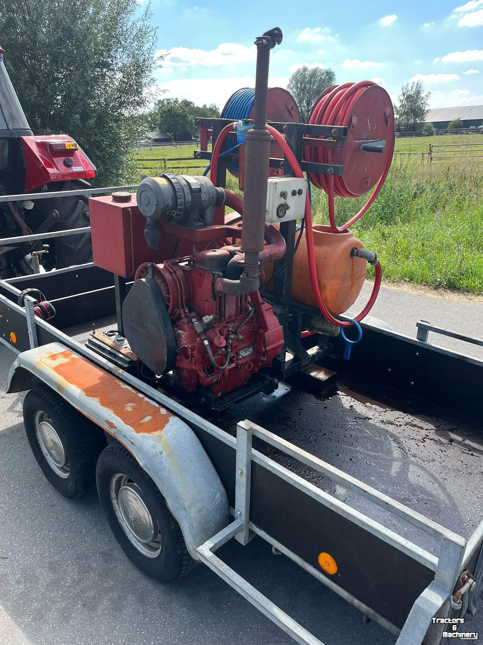 High-pressure cleaner, Hot / Cold  TE HUUR hogedrukreiniger op aanhanger