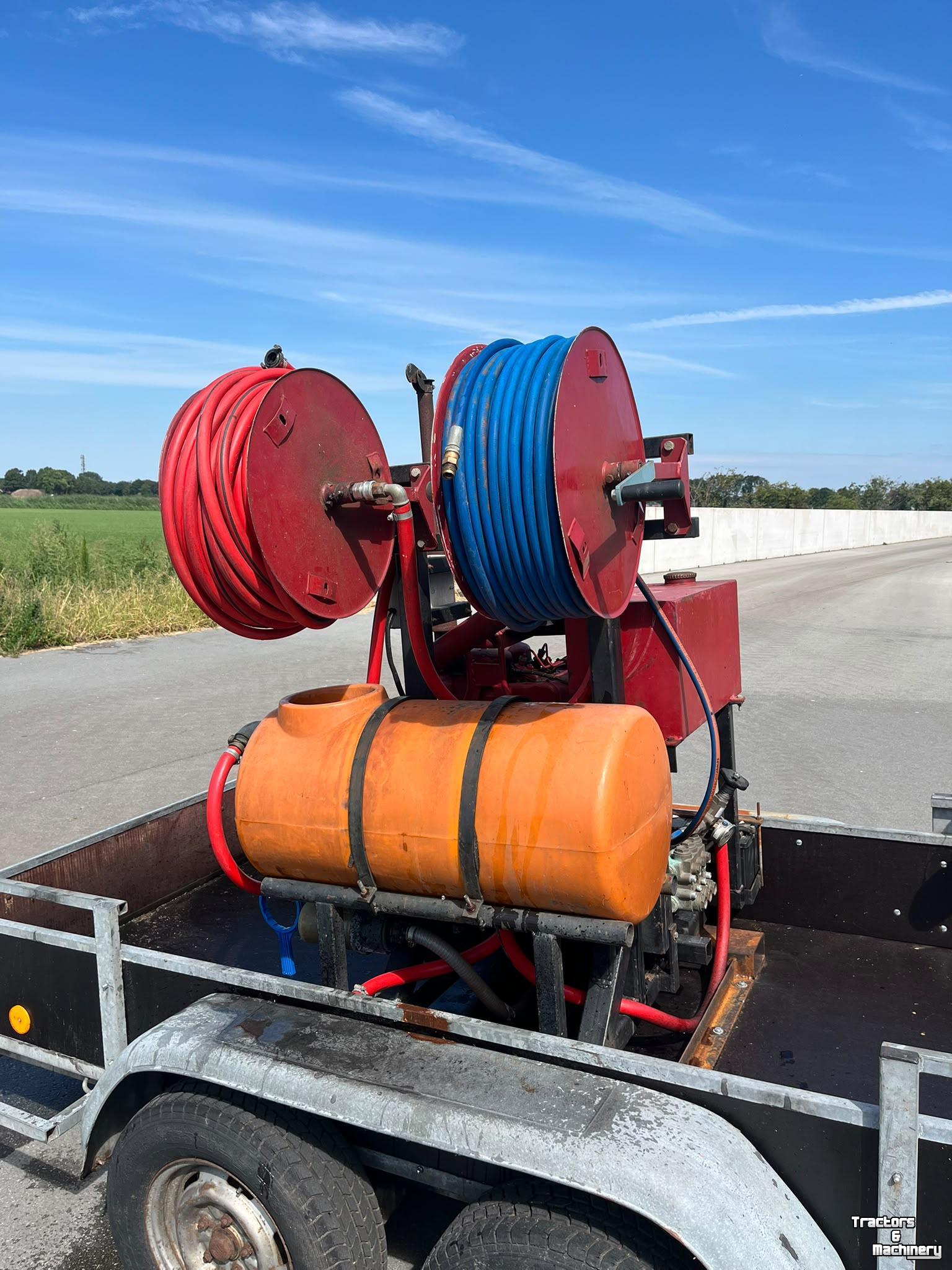 High-pressure cleaner, Hot / Cold  TE HUUR hogedrukreiniger op aanhanger