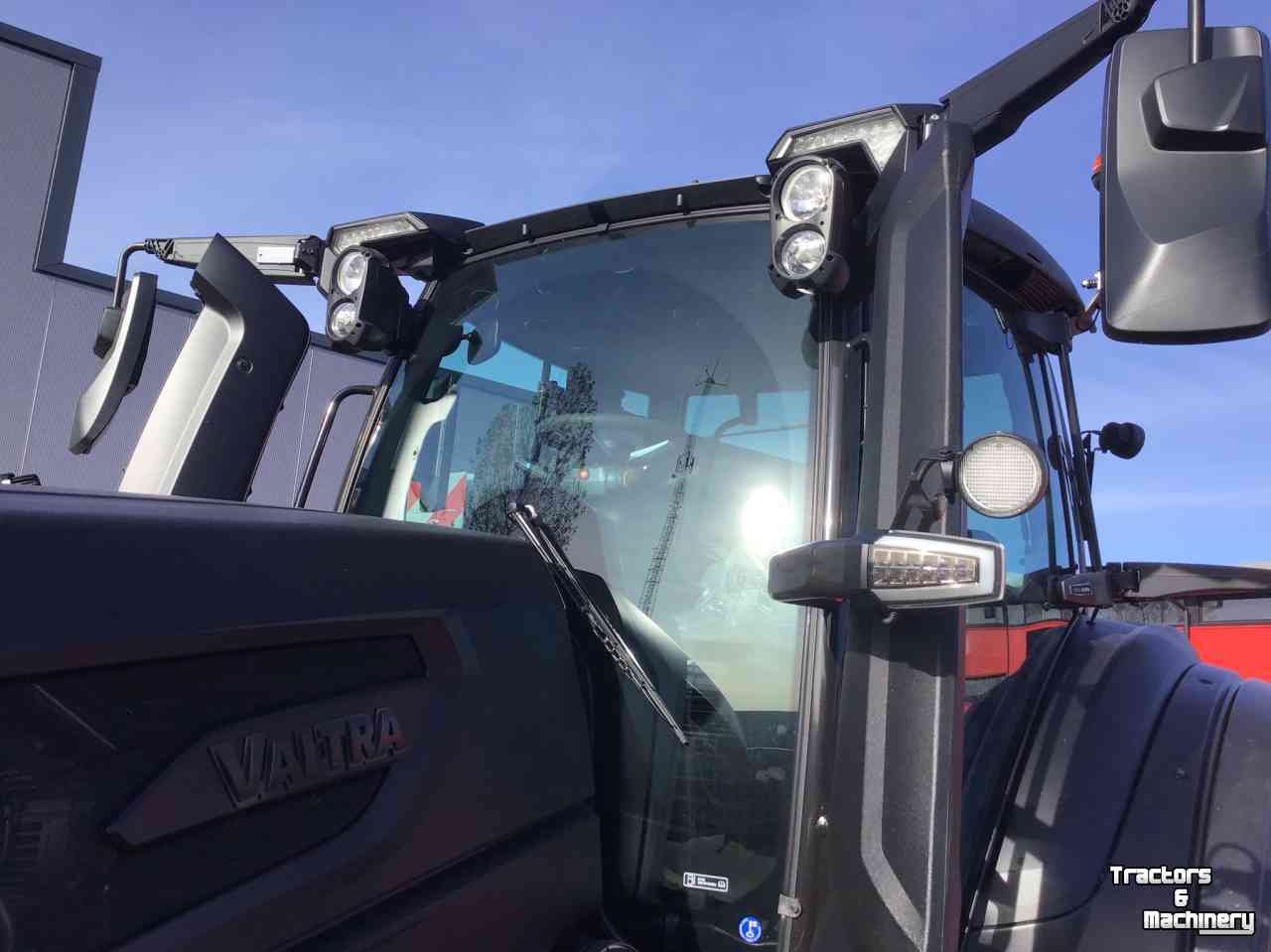 Tractors Valtra Q305 twin trac