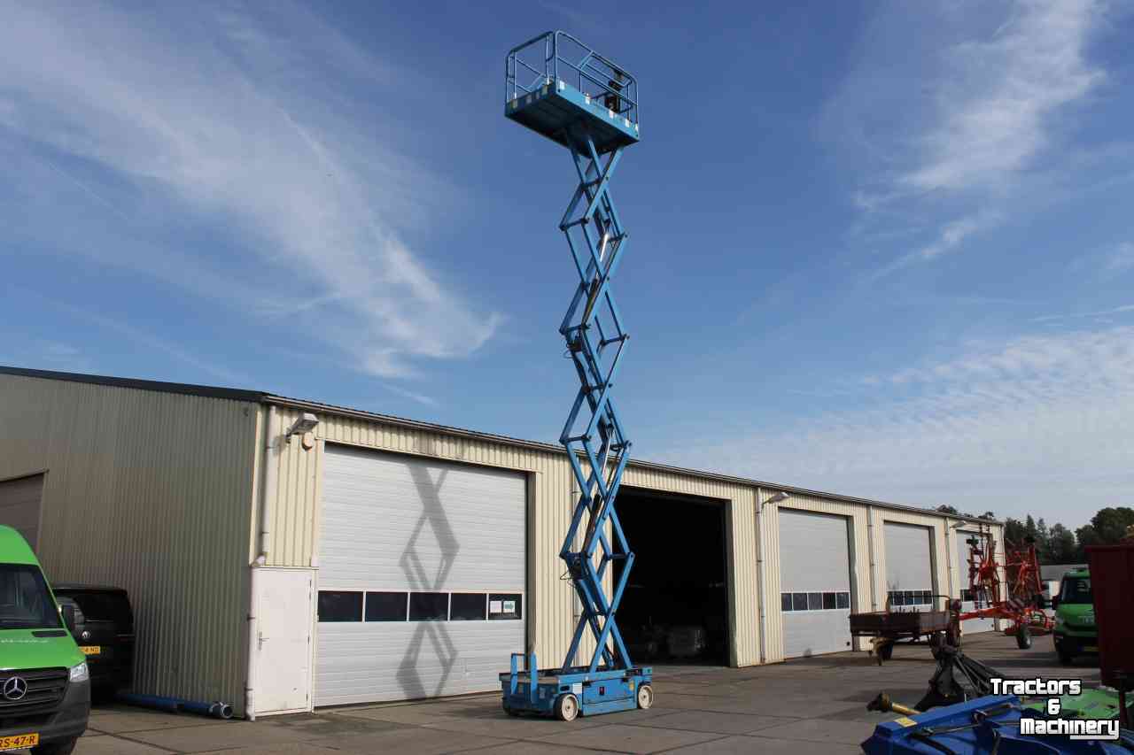 Articulated platforms Haulotte Compact-12 schaarhoogwerker Pinguely-Haulotte Ciseaux