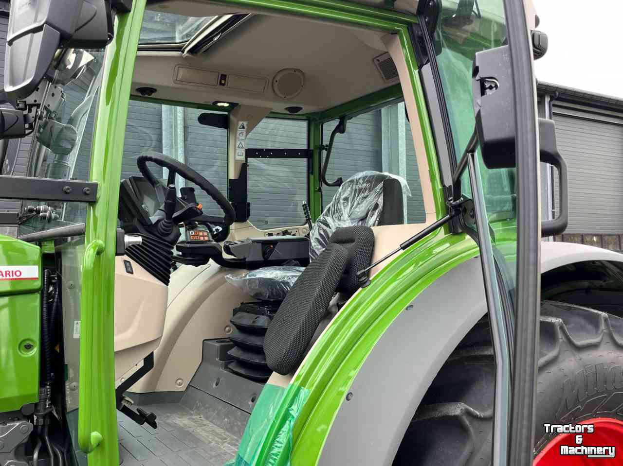 Tractors Fendt 211 v vario profi plus