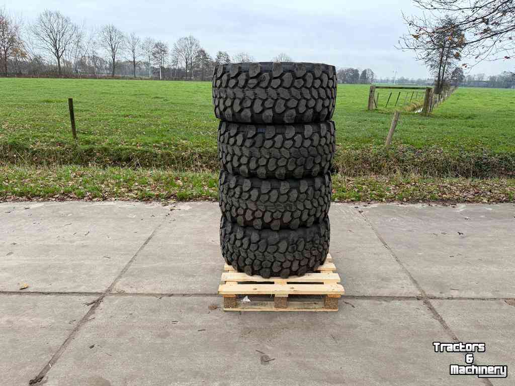 Wheels, Tyres, Rims & Dual spacers Continental 315/55R16 MPT81