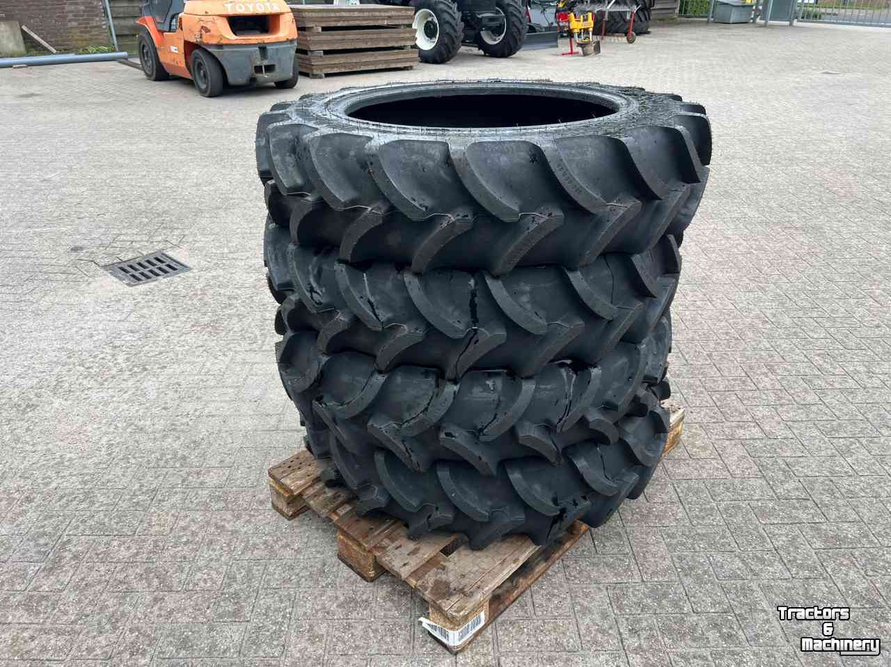 Wheels, Tyres, Rims & Dual spacers Vredestein 280/85R28 nieuw uit voorraad leverbaar
