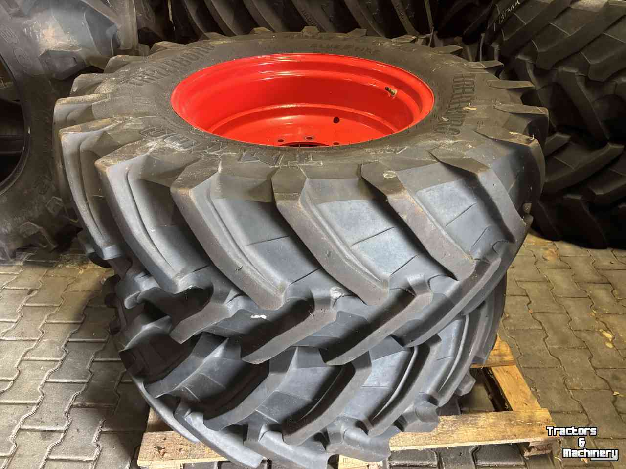 Wheels, Tyres, Rims & Dual spacers Trelleborg 480/70R28 op Fendt voorvelgen 15x28 10-gaats