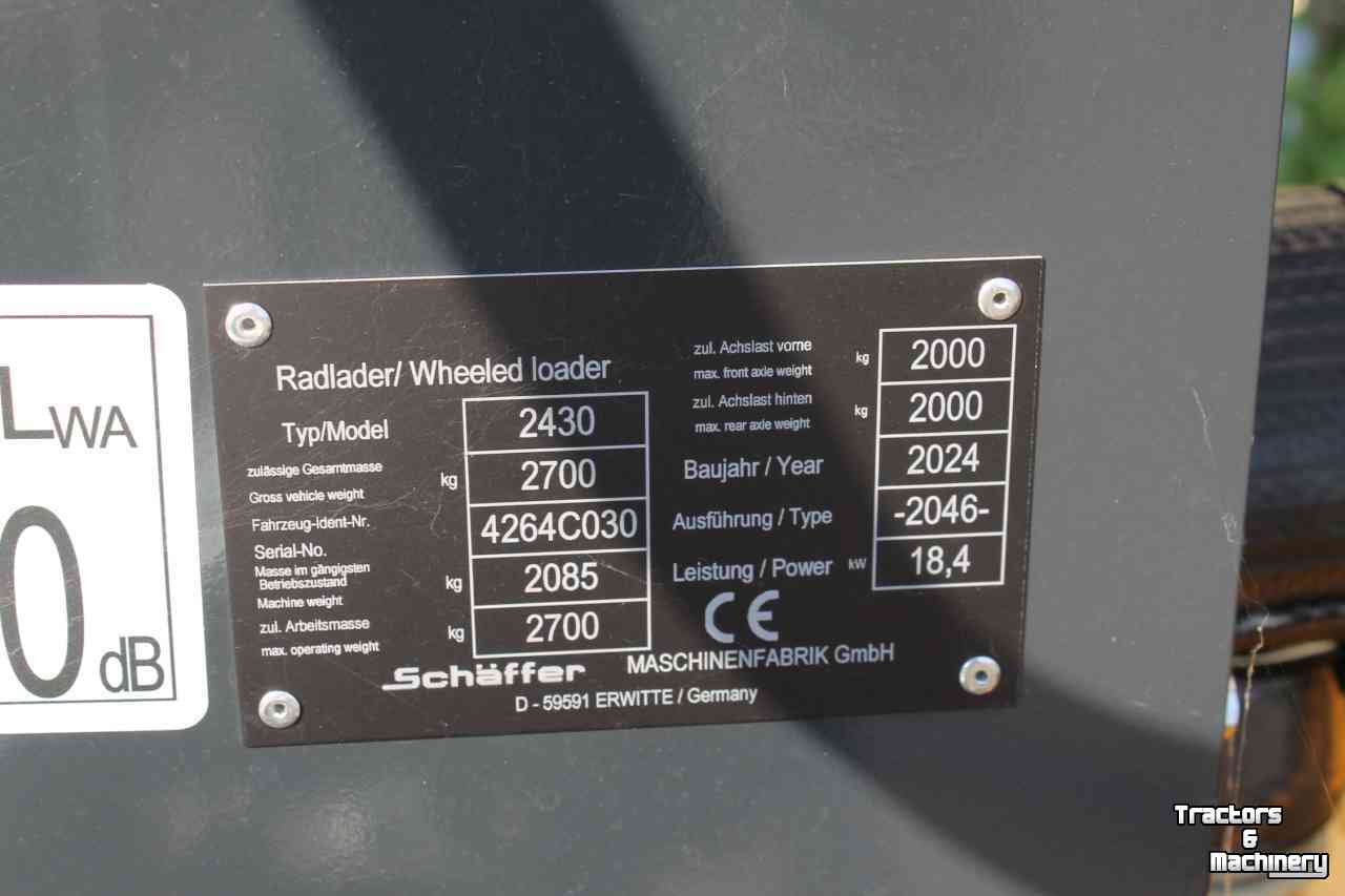 Wheelloader Schäffer 2430 minishovel shovel wiellader gele bouwmachinelijn