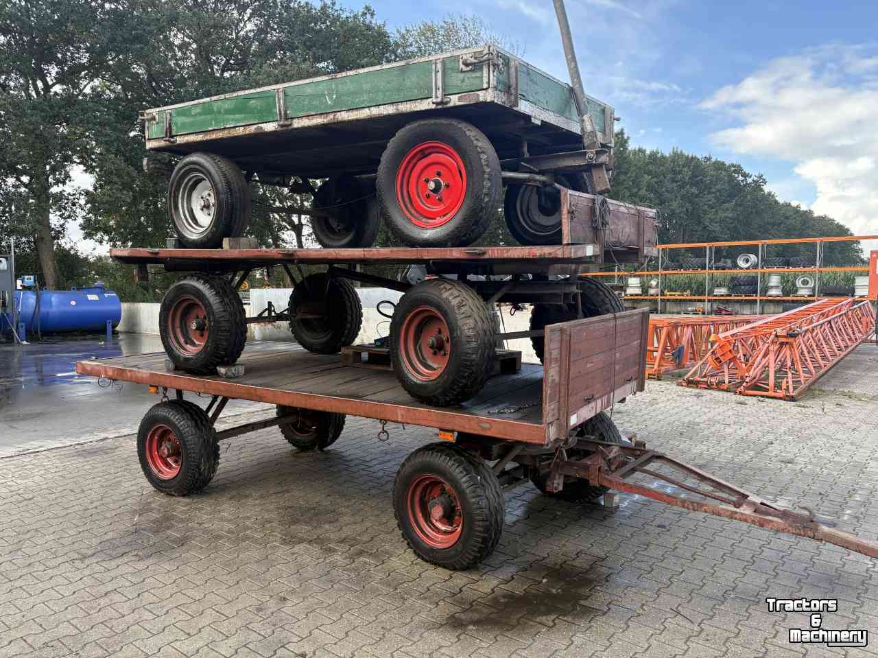 Agricultural wagon  Landbouw wagens 3 stuks met kenteken.
