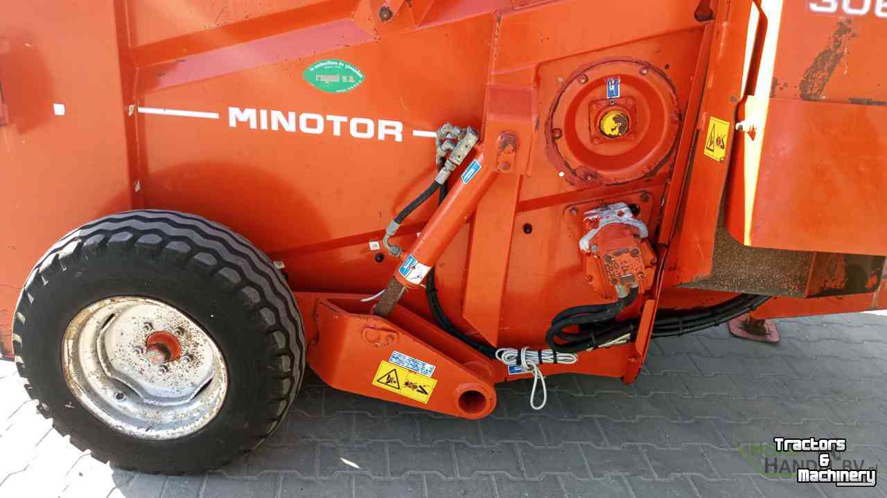 Straw spreader for boxes Kuhn Minotor stroblazer strostrooier