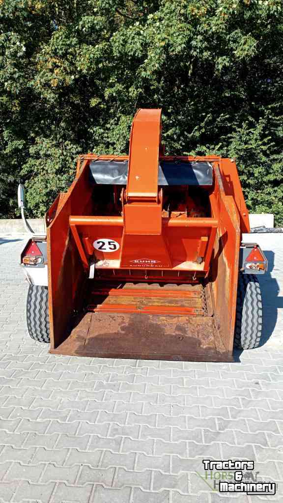 Straw spreader for boxes Kuhn Minotor stroblazer strostrooier