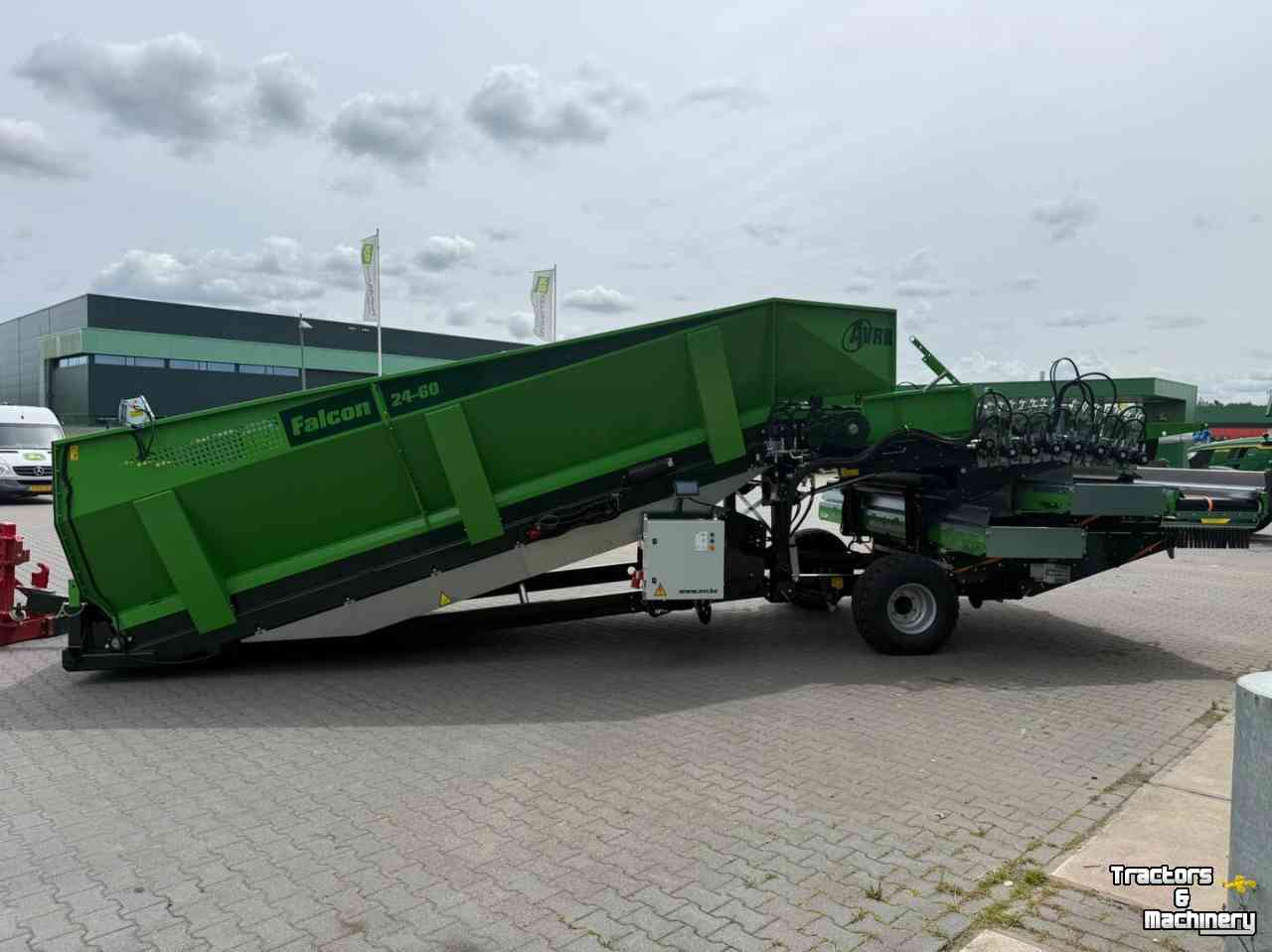Receiving hopper AVR Falcon 24-60 cvu met presenteerband