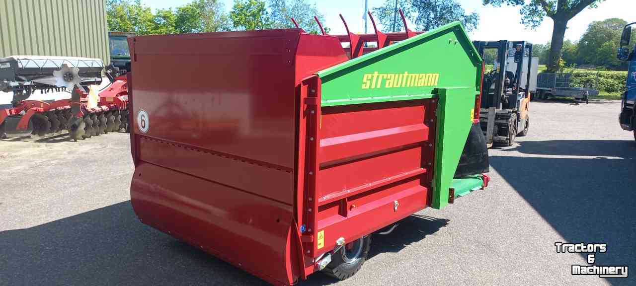 Silage-block distribution wagon Strautmann BVW Blokkenwagen