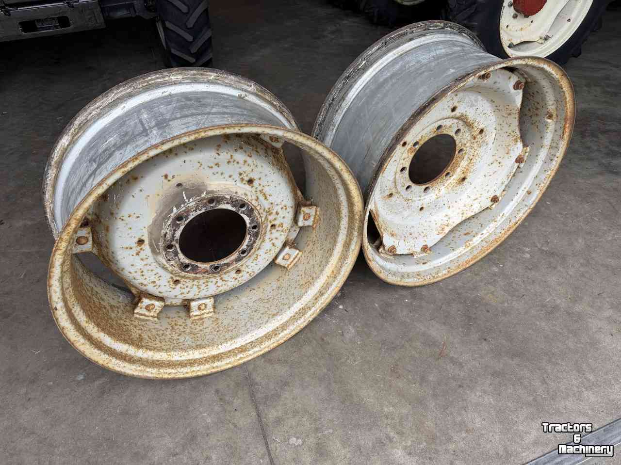Wheels, Tyres, Rims & Dual spacers Case-IH set velgen 15w x 34