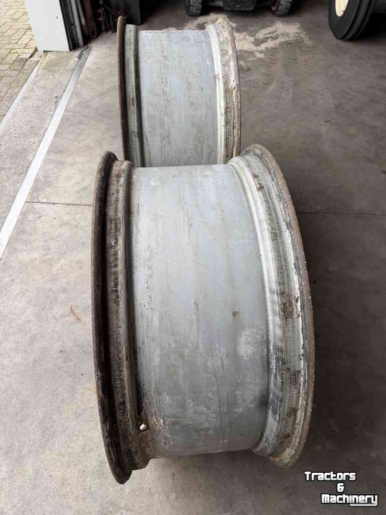 Wheels, Tyres, Rims & Dual spacers Case-IH set velgen 15w x 34